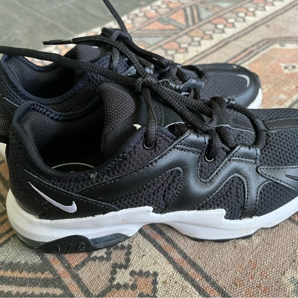 Nike Black and White Women Sneakers size 6 - Picture 2 of 4